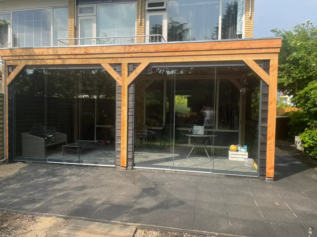 Veranda met glazen schuifwanden gebouwd door Klusbedrijf Biever in Vlaardingen