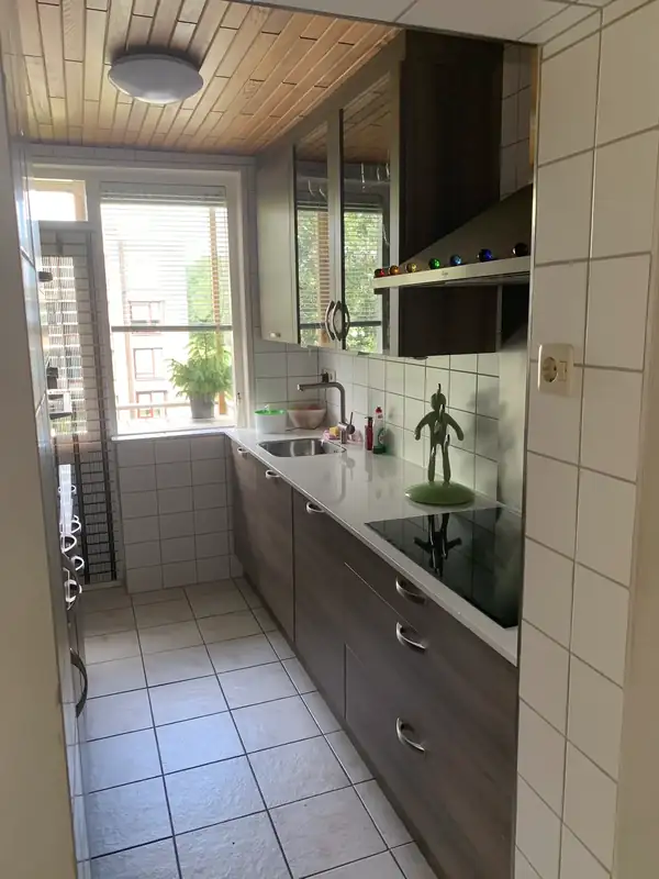 Vernieuwde badkamer met inloopdouche door Klusbedrijf Biever