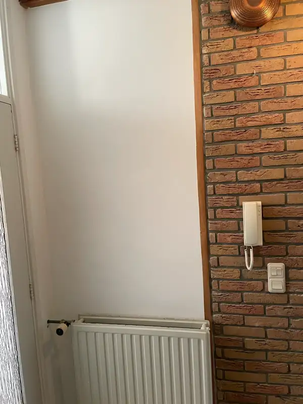 Gladgestuukte muur na afronding door Klusbedrijf Biever